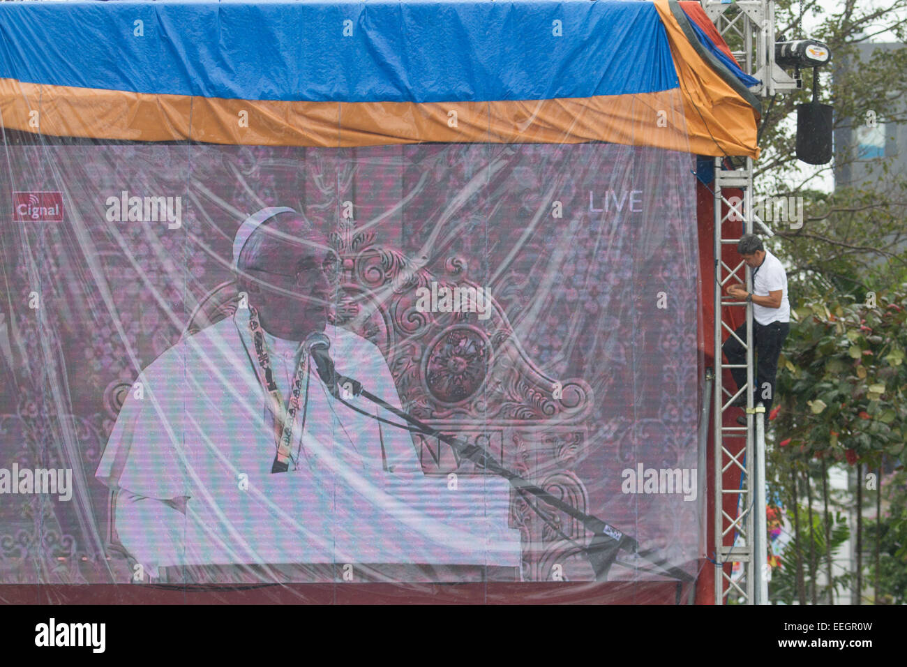 Manila, Philippinen. 18. Januar 2018. Ein Mann behebt die Tarpulin auf dem LCD, wie Papst Francis eine Meldung an die University of Santo Tomas am 18. Januar 2015 gibt. Der Papst hatte seine Schließung Masse an Quirino Granstand nach seinem Besuch in der Schule mit geschätzten Menge von 6 Millionen. Bildnachweis: Mark Fredesjed Cristino/Alamy Live-Nachrichten Stockfoto