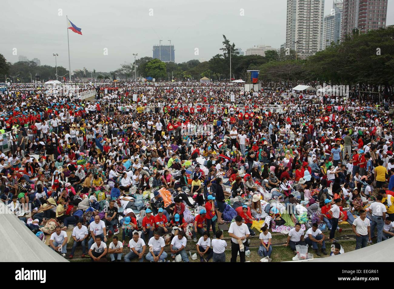 Manila, Philippinen. 18. Januar 2018. Eine Gesamtansicht der Masse im Quirino Tribüne, Rizal Park an der Papst Francis schließen Messe am 18. Januar 2015. Die Masse wurde durch eine Schätzung von 6 Millionen Menschen besucht. Bildnachweis: Mark Fredesjed Cristino/Alamy Live-Nachrichten Stockfoto