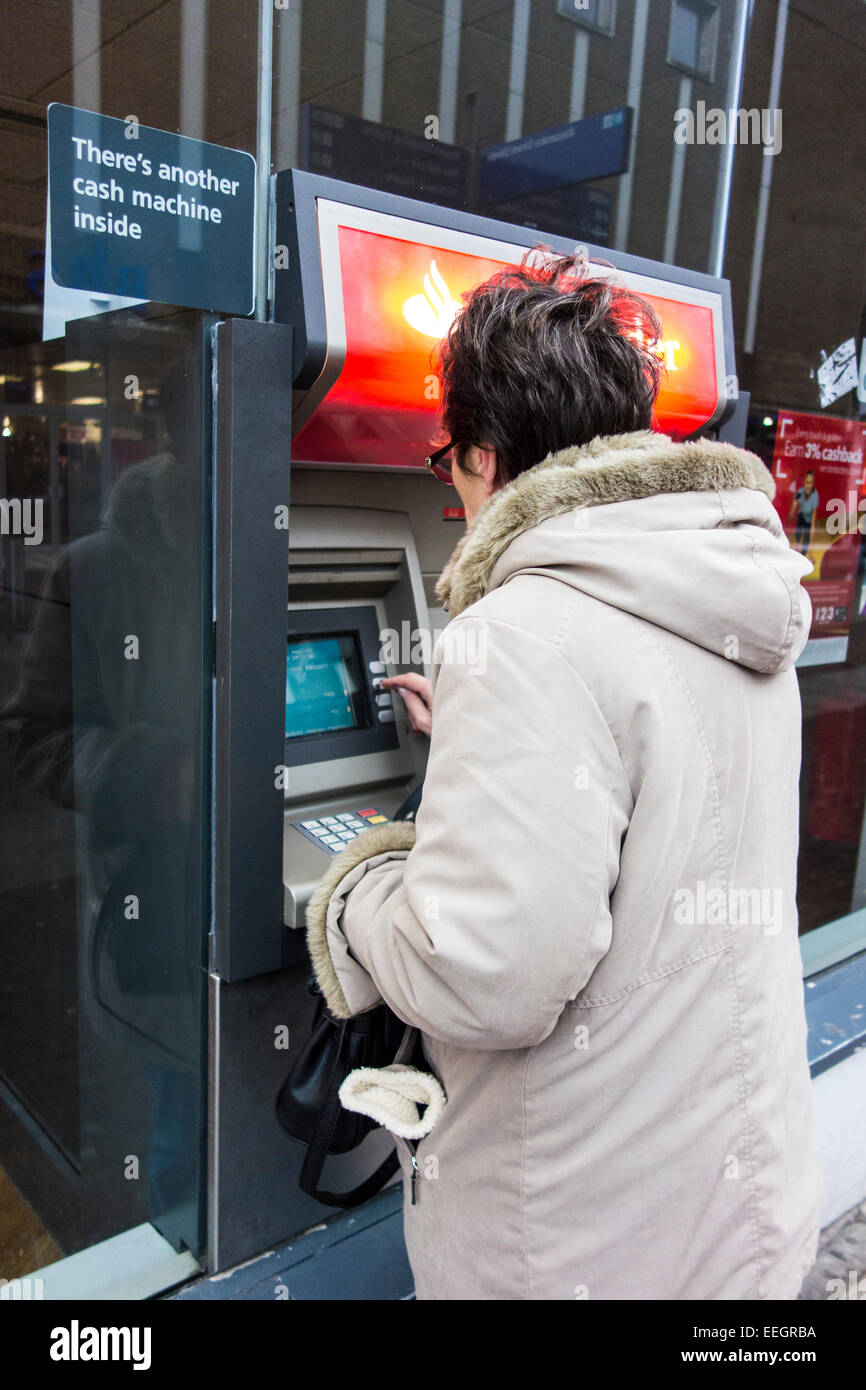 Ältere Frau an ein Geldautomat Punkt. Stockfoto