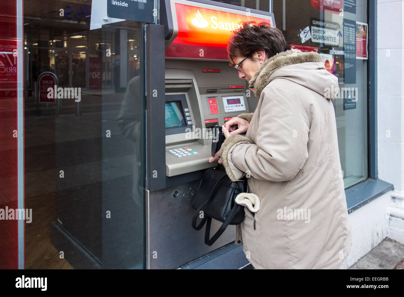 Ältere Frau an ein Geldautomat Punkt. Stockfoto