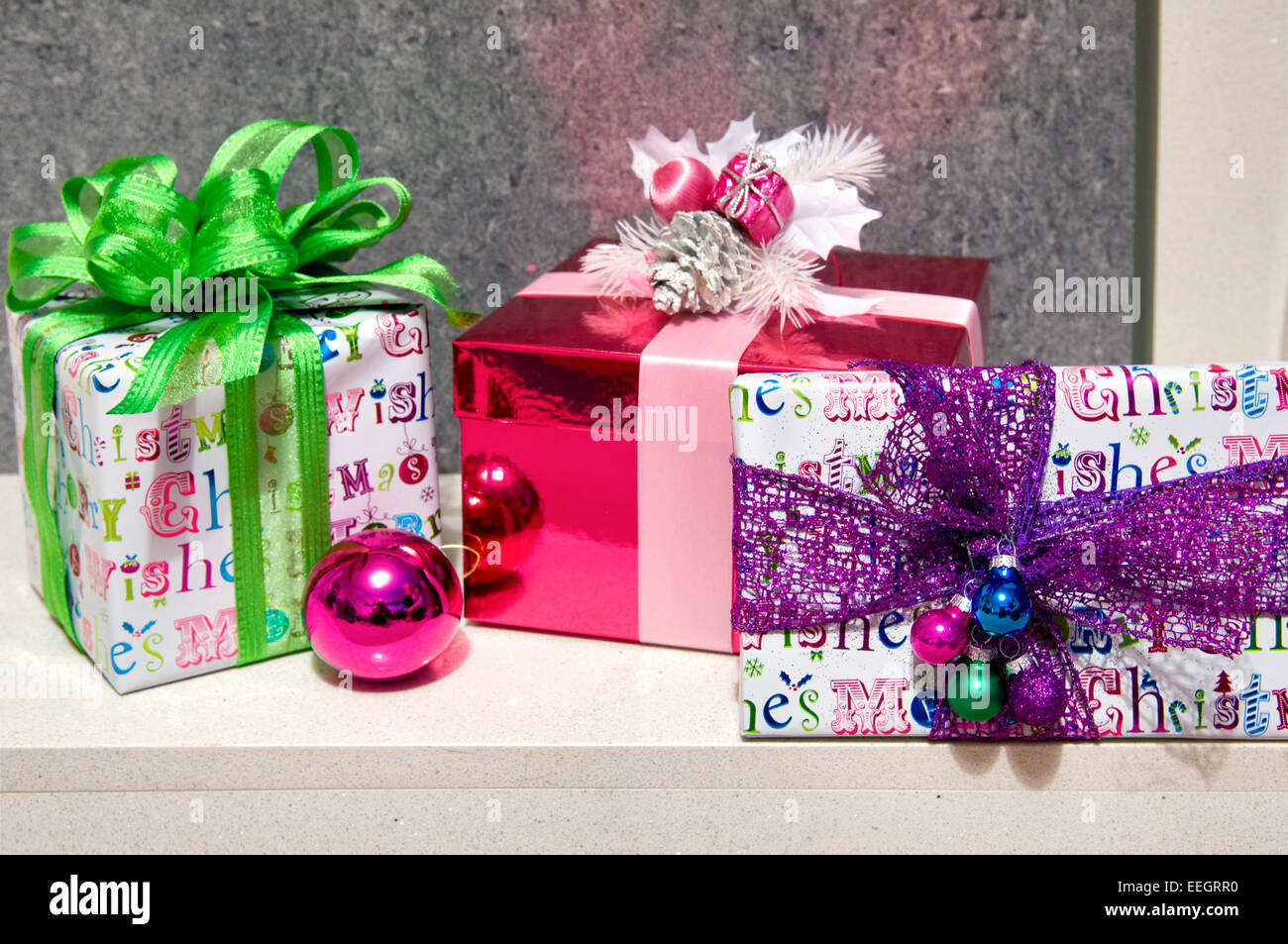 Nahaufnahme von hübsch verpackte Chistmas Geschenke in modernen Designs und Farben Stockfoto