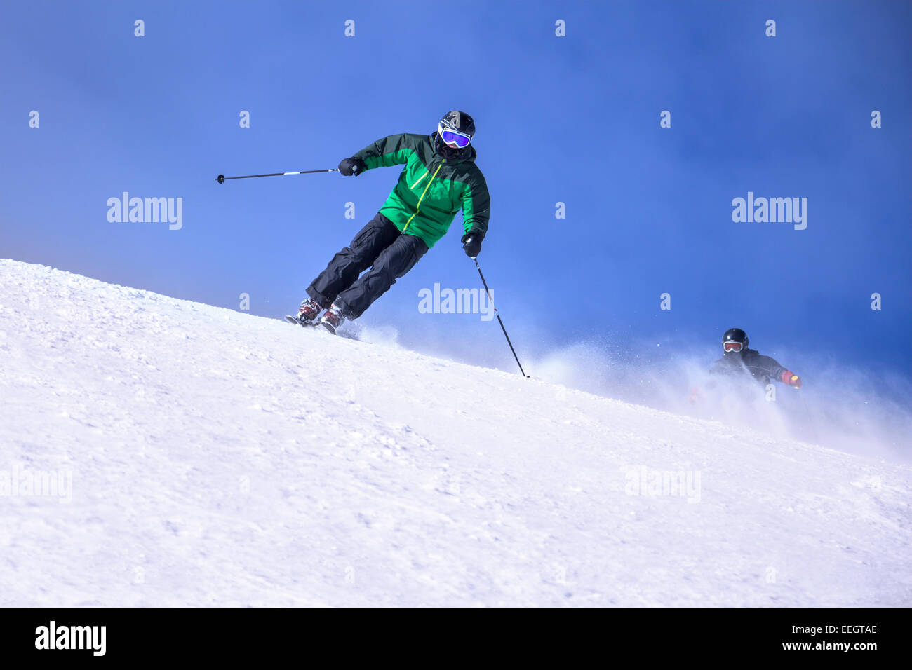 Zwei Skifahrer Abfahrt im Hochgebirge und sonnigen Tag Stockfoto