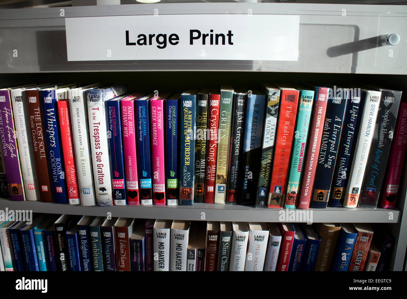 Großdruck Bücher in einer öffentlichen Bibliothek Stockfoto