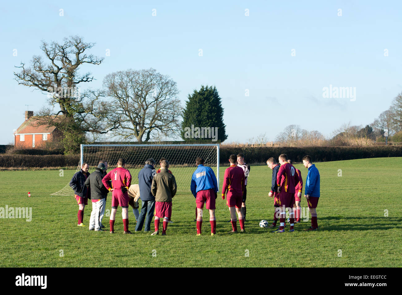 Sonntag-Liga Fußball, vor dem Spiel Teamsitzung Stockfoto