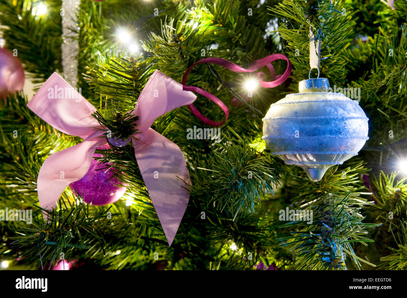 Nahaufnahme der Weihnachtsbaum geschmückt in rosa und weißen Design Stockfoto