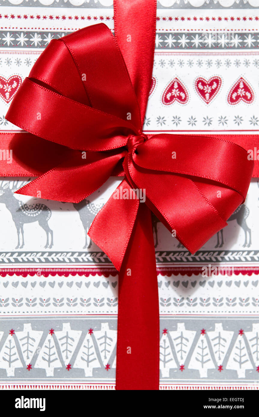 Nahaufnahme von Weihnachtsgeschenk mit handgefertigten roten Schleife Stockfoto