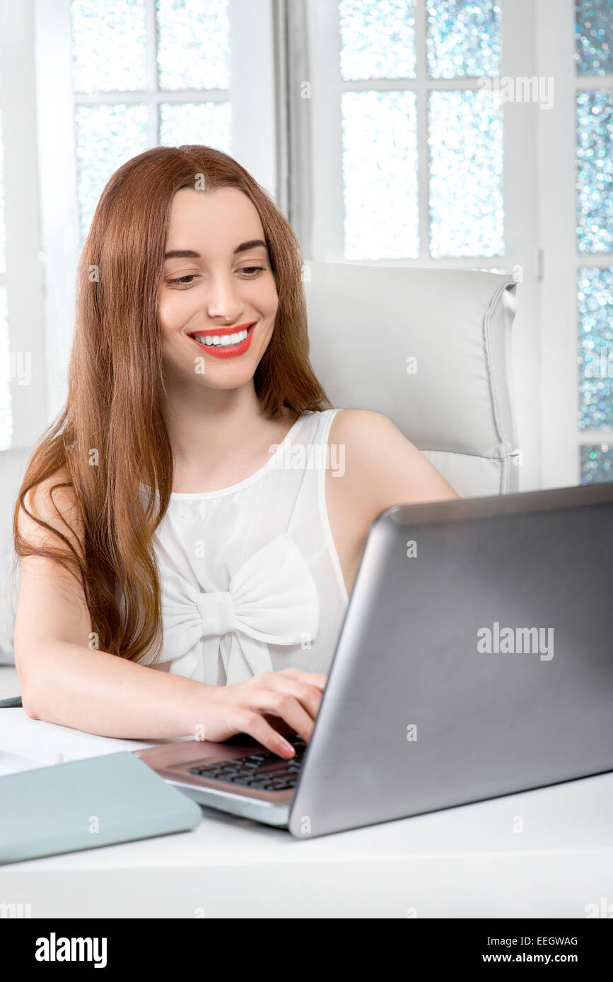 Lächelnd Geschäftsfrau arbeiten mit Laptop auf dem Tisch zu Hause Büro Stockfoto