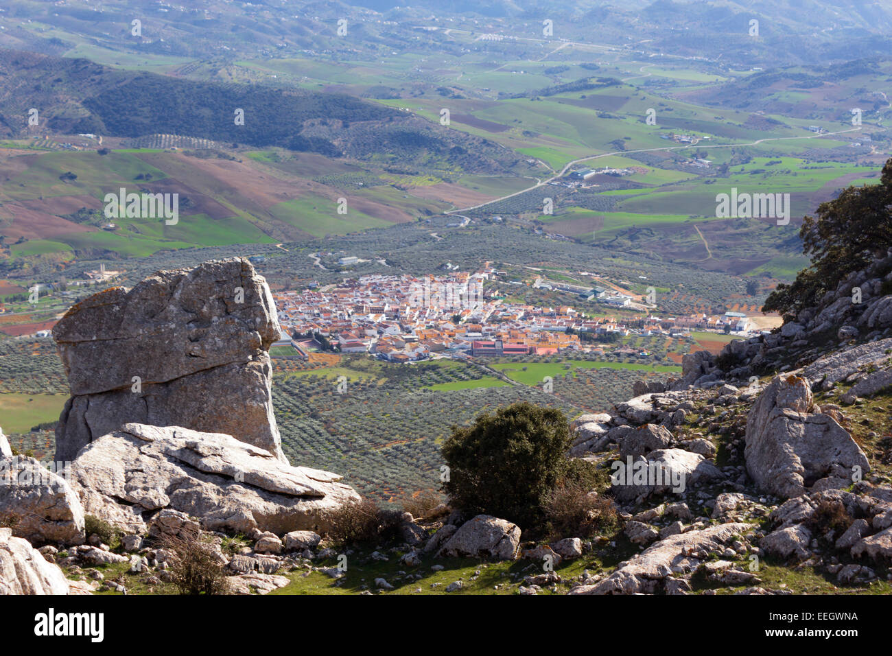 El Torcal de Antequera, Sierra del Torcal, Antequera, Málaga, Andalusien, Spanien.  Zeigen Sie bis zu Villanova De La Concepción an Stockfoto