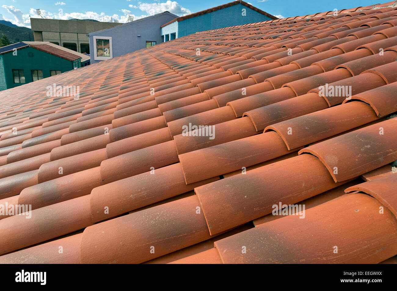 Blick über eine rote gefliest Spanisch Dach, Tucson, Arizona Stockfoto