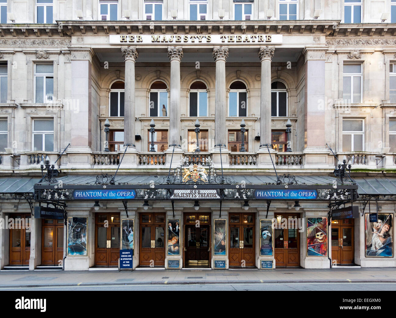 Fassade von Her Majesty Theatre mit Plakaten für das Phantom der Oper, Haymarket, London, Vereinigtes Königreich, Großbritannien Stockfoto