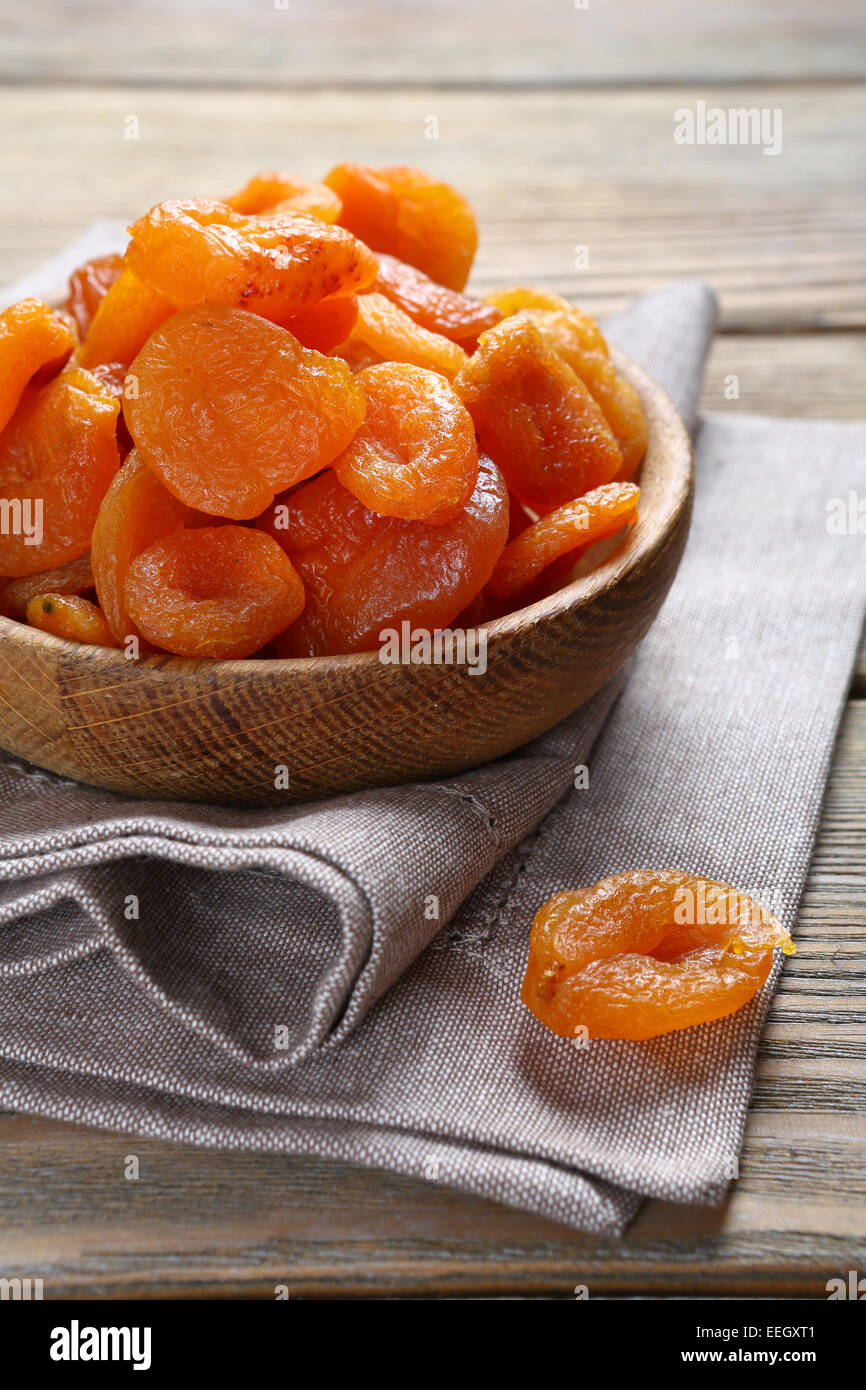 Getrocknete Aprikosen in eine Schüssel geben, dessert Stockfoto