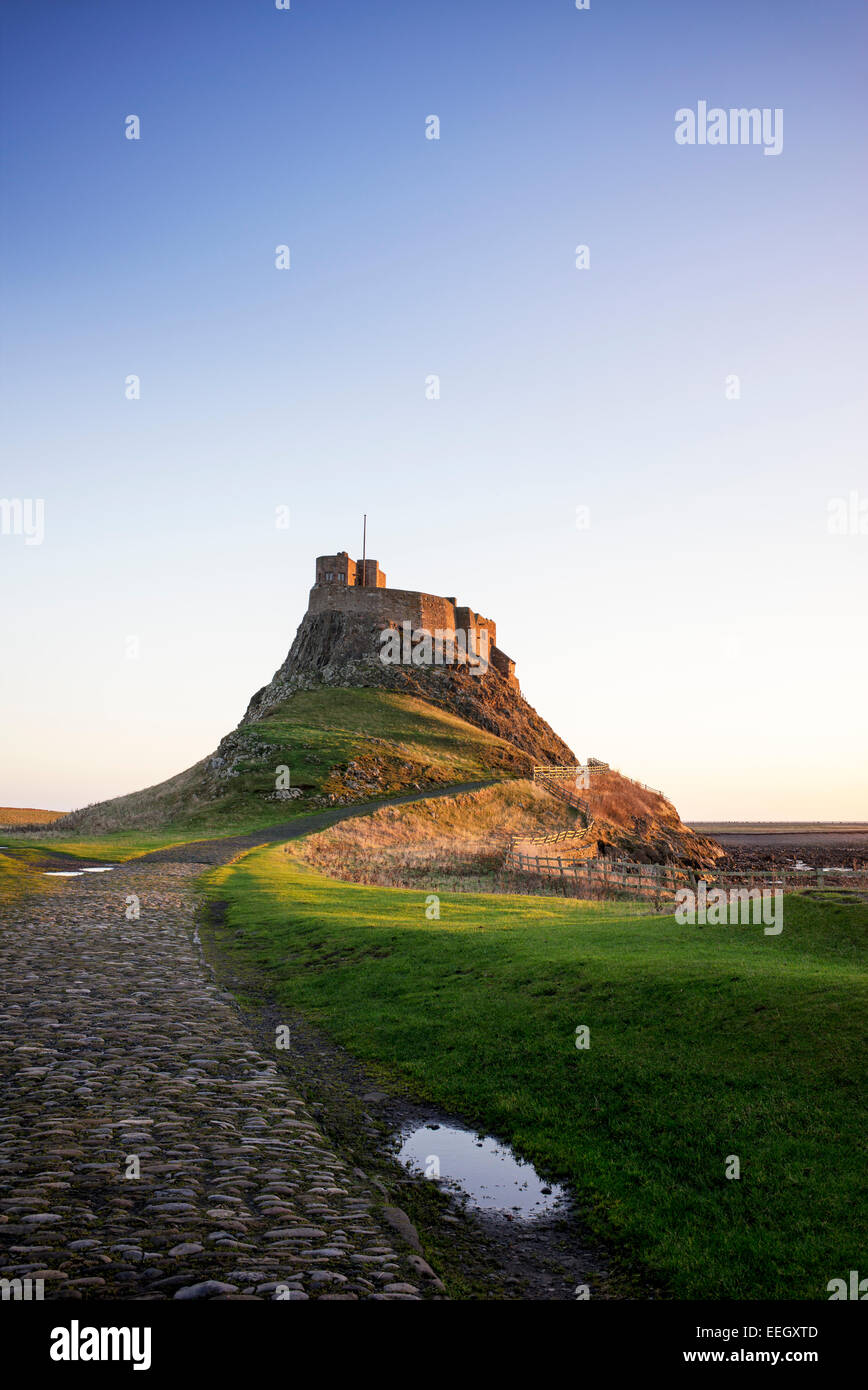 Lindisfarne Schloß bei Sonnenaufgang auf Holy Island, Northumberland, England. Stockfoto