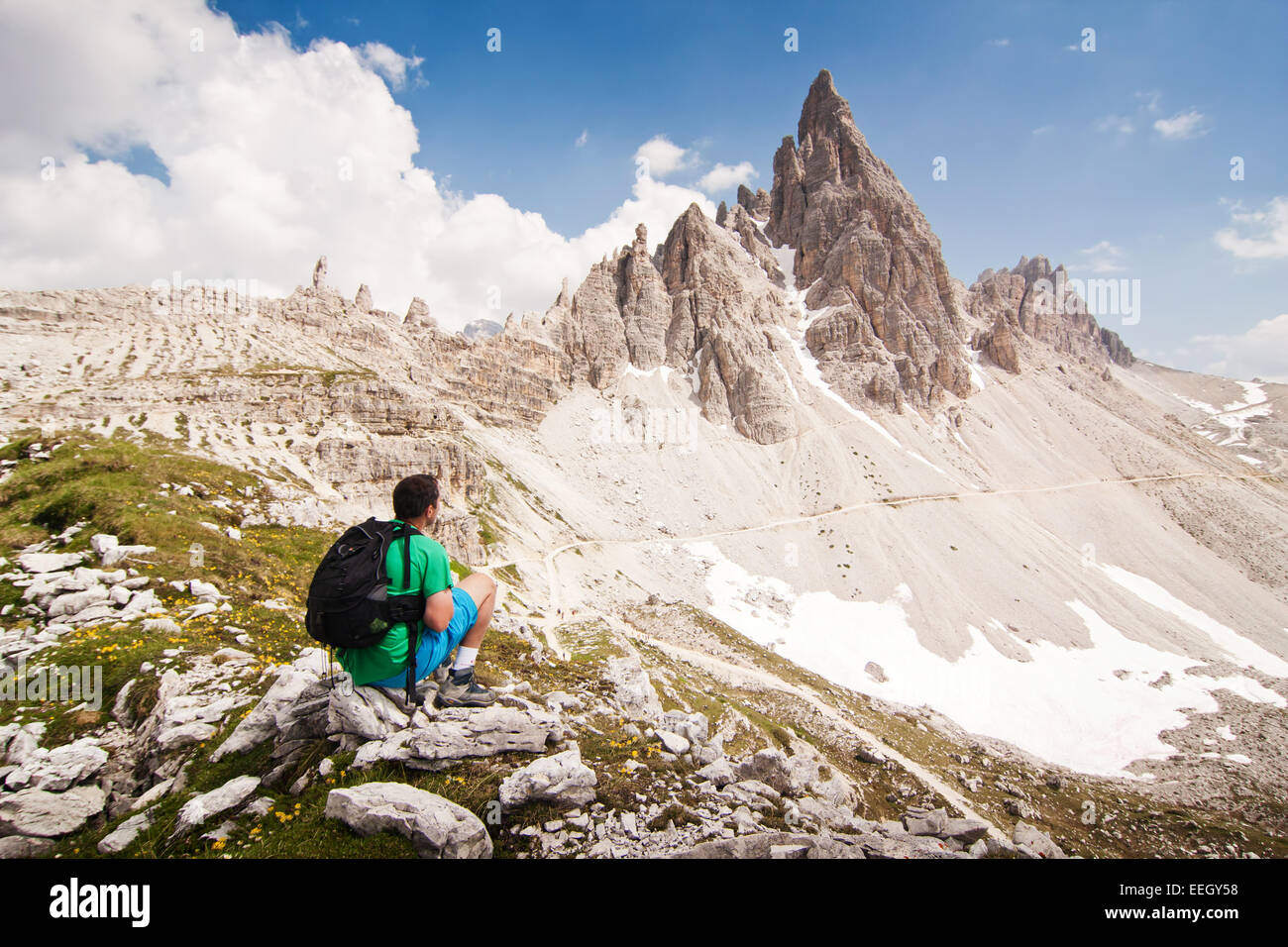 Der Tourist in der Nähe von Tre Cime di Lavaredo - Italien - Dolomiten Stockfoto