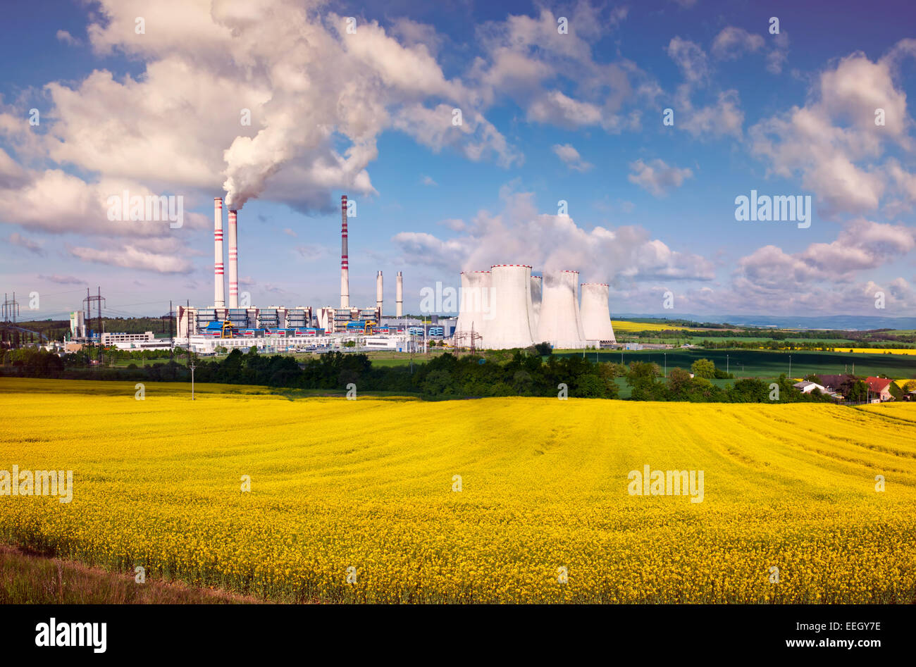 Das Kraftwerk Pocerada mit Rapsfeld Stockfoto