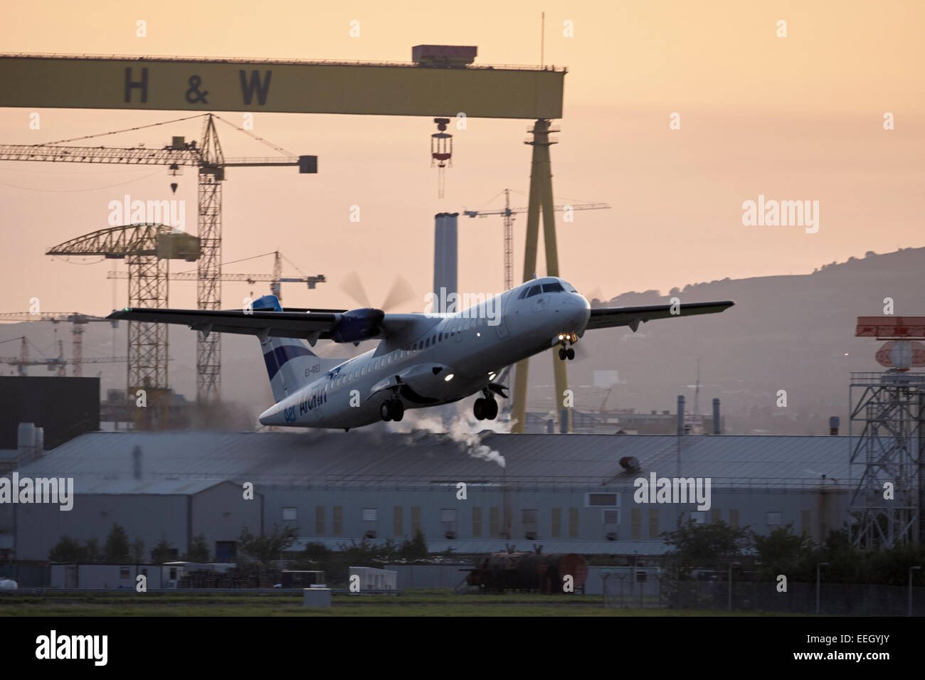 Aer Arann Flugzeug startet vom Flughafen Belfast harbour Stockfoto