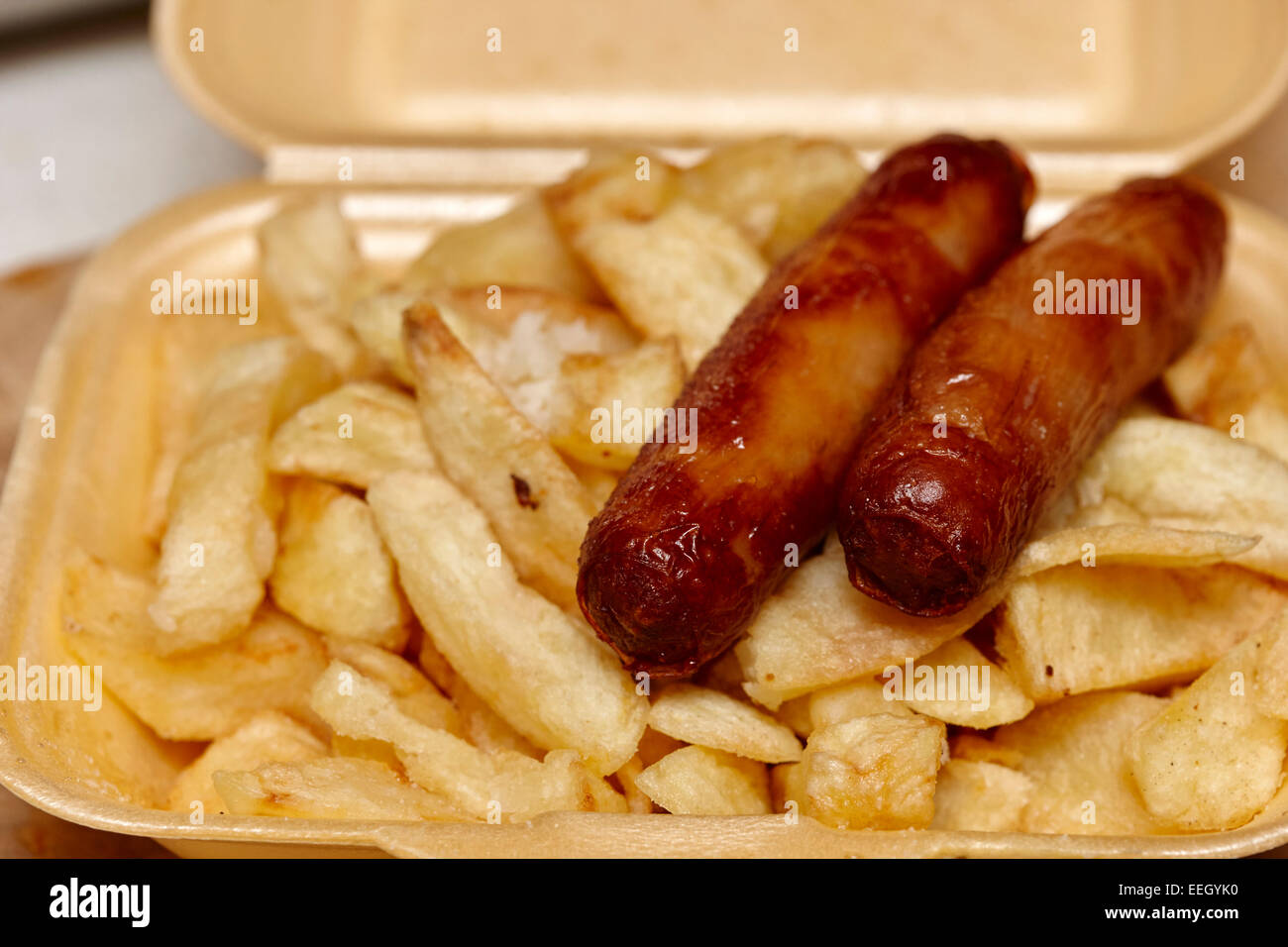 zwei Würste und Chips ein Würstchen Abendessen aus einer britischen zum mitnehmen Stockfoto