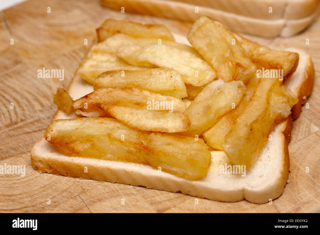 Chip butty auf gebuttertem Weißbrot Stockfoto