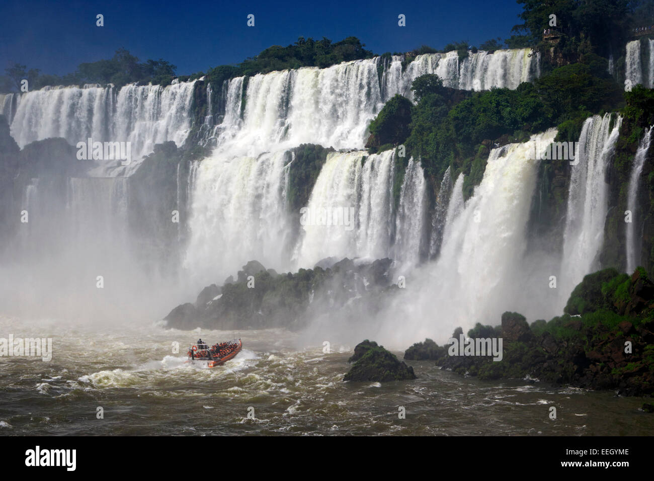Boot nähert sich Wasserfälle in Iguazu falls Iguazu Nationalpark, Republik Argentinien, Südamerika Stockfoto