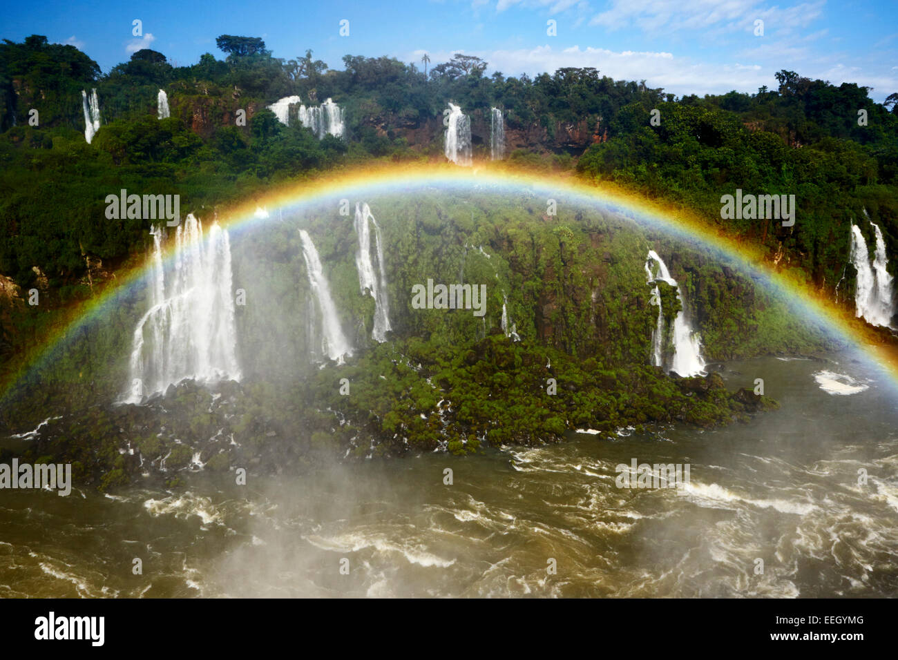 Voller Regenbogen über dem Dschungel und Fluss Iguacu Falls National Park parana Brasilien Iguazu Falls die Grenze zwischen Brasilien und Argentinien. Stockfoto