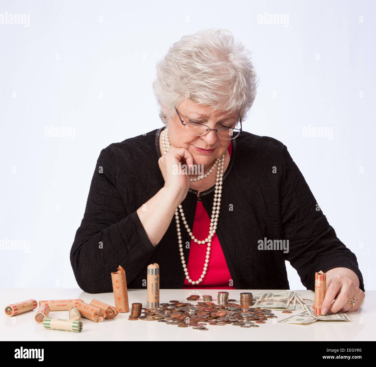 Reife Frau sorgen über das Geld für den Ruhestand Stockfoto