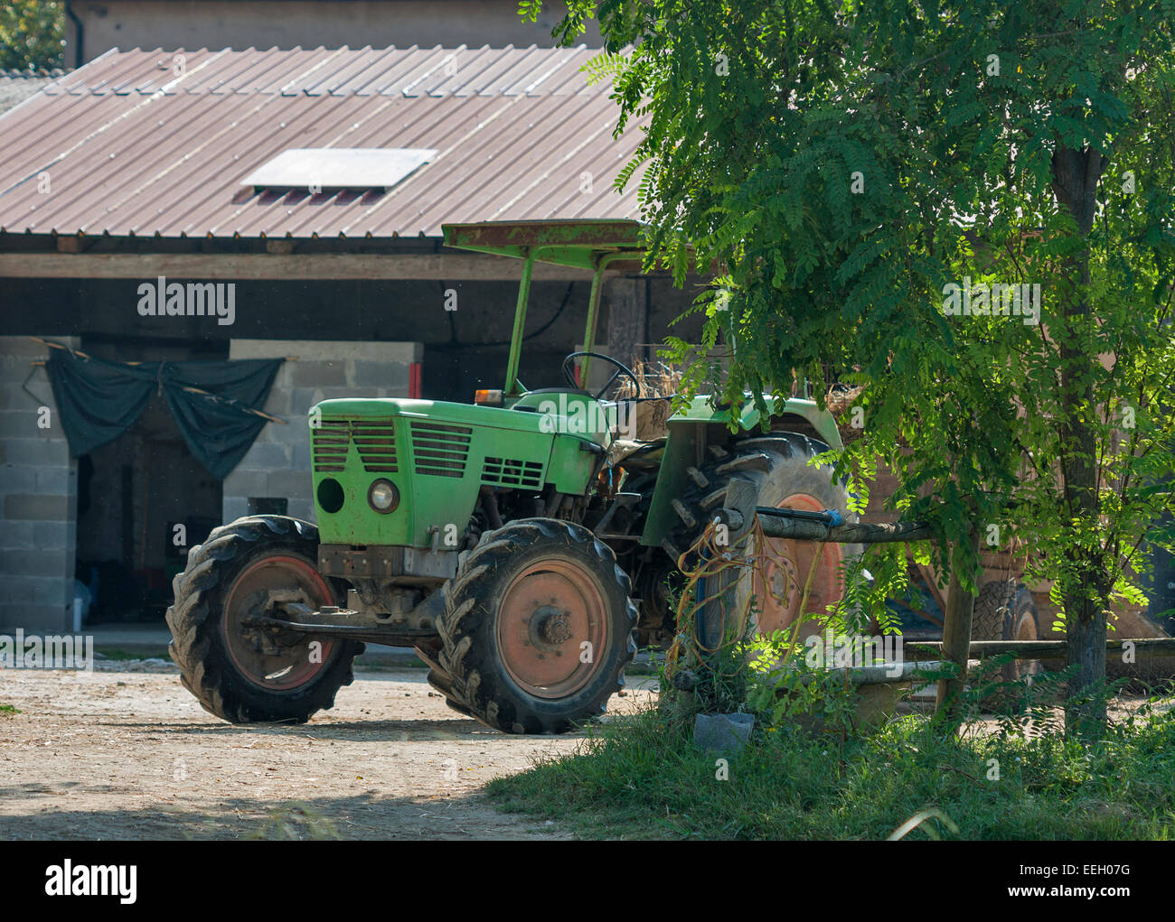 landwirtschaftlichen Betrieb und die alten grünen Traktor. Toskana, Italien Stockfoto