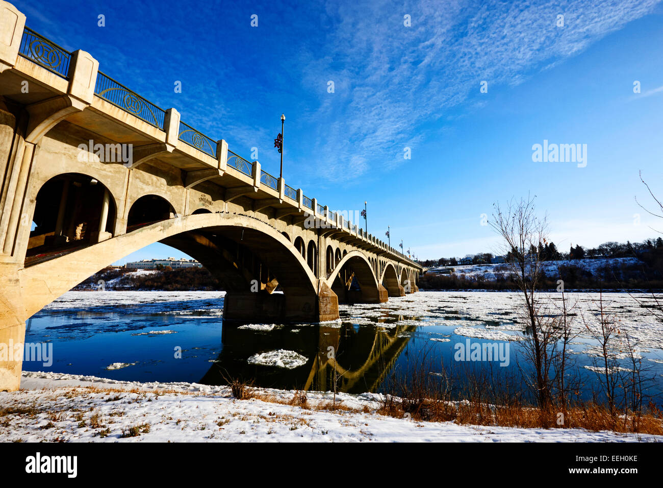 Uni-Brücke über die eisigen South Saskatchewan River Saskatoon Canada Stockfoto