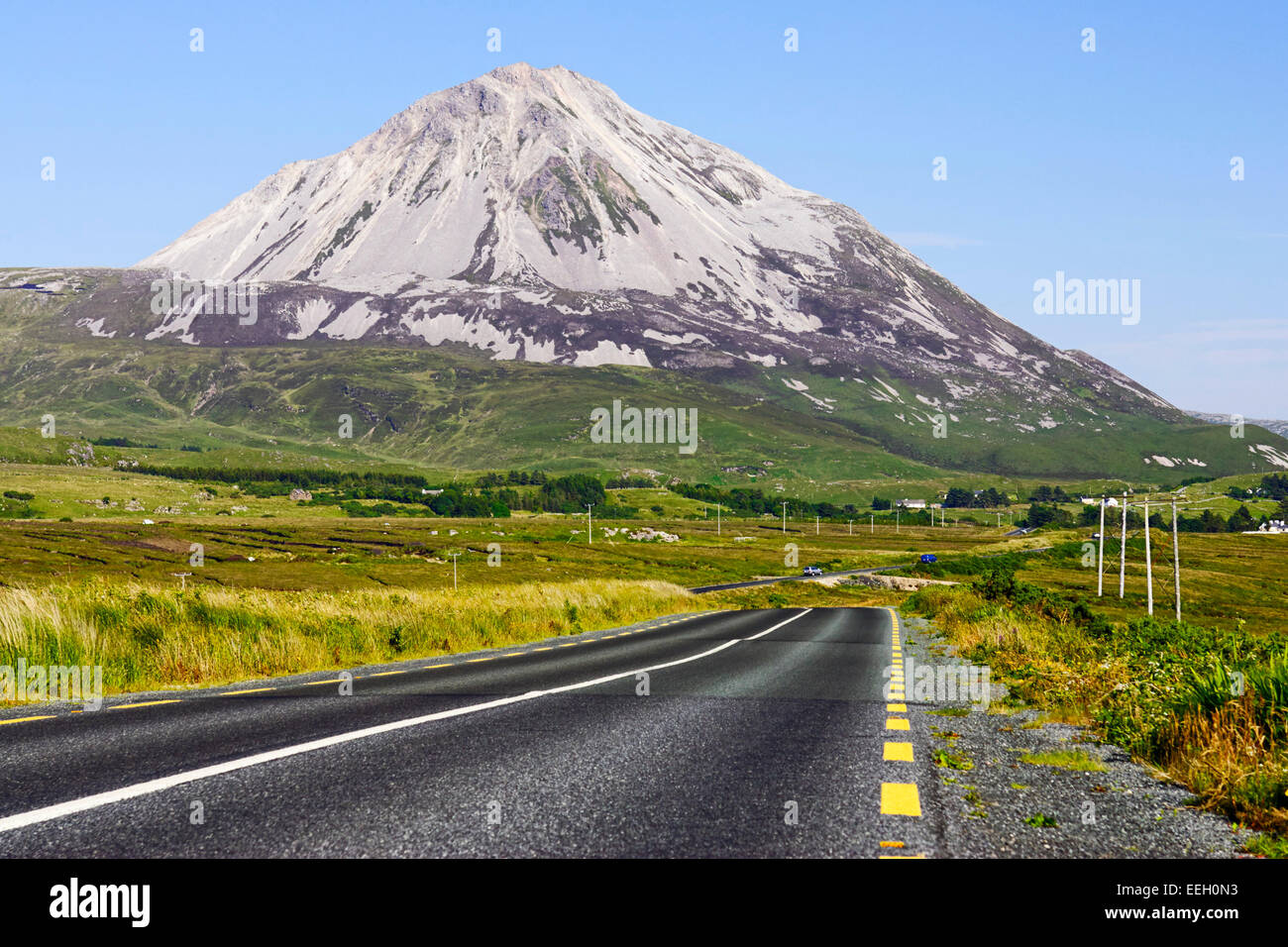Straße durch Donegal vorbei Errigal Mountain in County Donegal Ireland Stockfoto