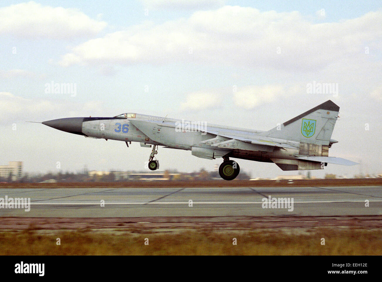 Überschall Allwetter-Kämpfer-Abfangjäger MiG-25PD ukrainische Luftwaffe nimmt ab. Air Base in der Stadt Dnepropetrowsk. 1994. Stockfoto