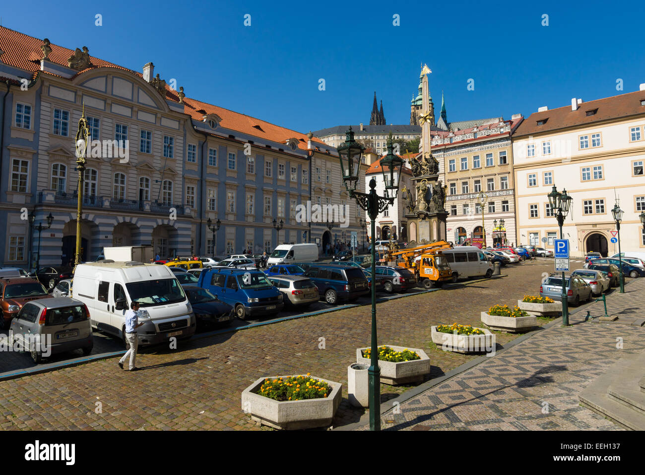 Prag, Tschechische Republik - 19. September 2014: Platz auf der Kleinseite (Mala Strana). Im Hintergrund die Dreifaltigkeitssäule. Stockfoto