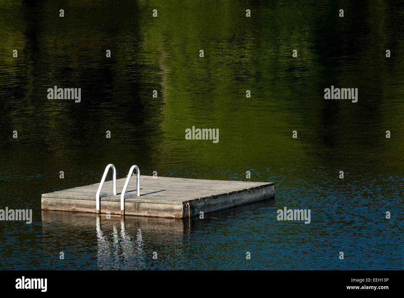 Schwimmen Floß auf Lake Muskoka zu einem Sommerhaus Stockfoto