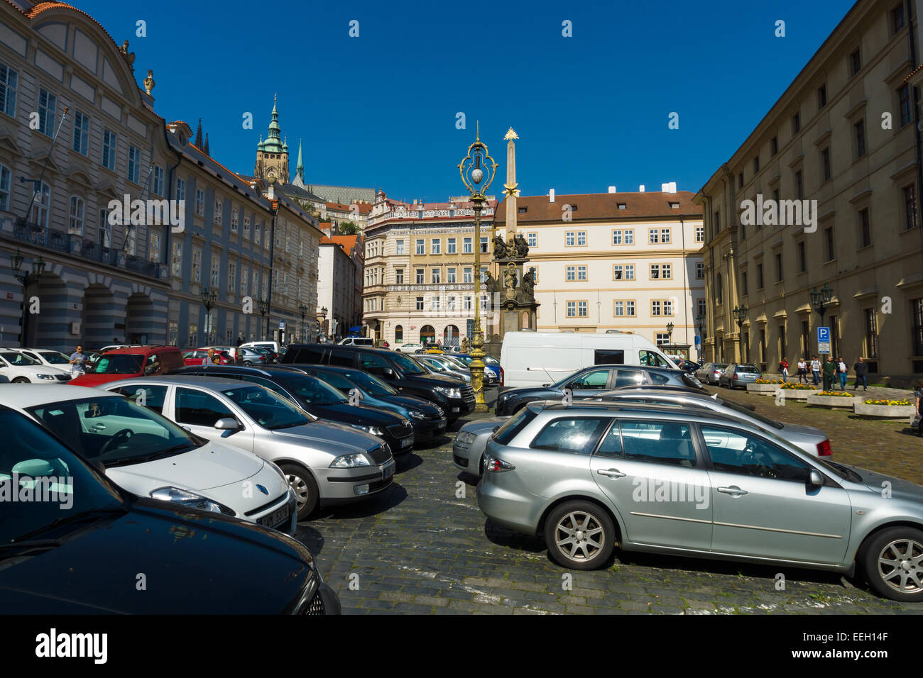 Prag, Tschechische Republik - 19. September 2014: Platz auf der Kleinseite (Mala Strana). Im Hintergrund die Dreifaltigkeitssäule. Stockfoto