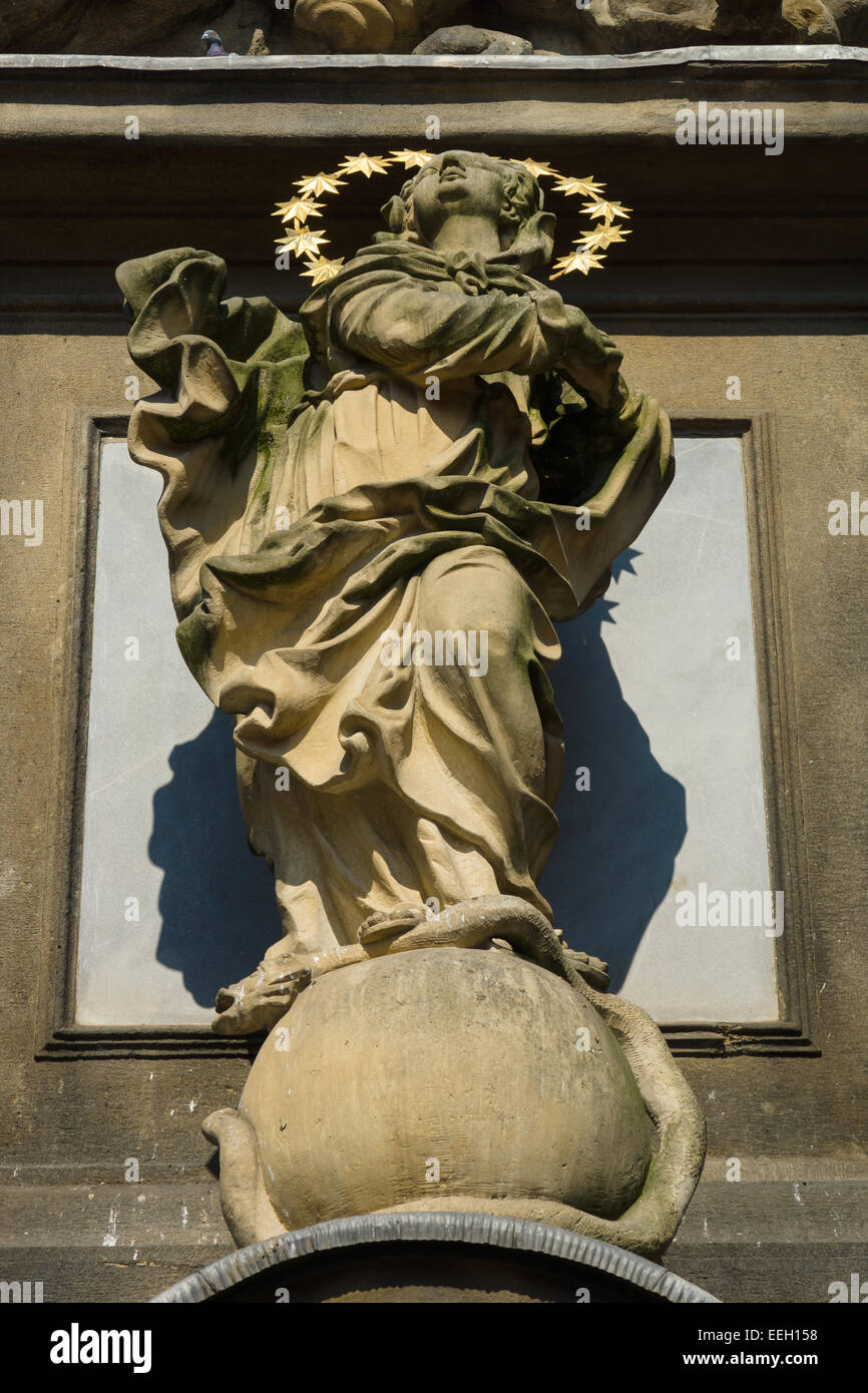 Detail der Säule der Heiligen Dreifaltigkeit. Kleinseite (Mala Strana) in Prag, Tschechien. Stockfoto