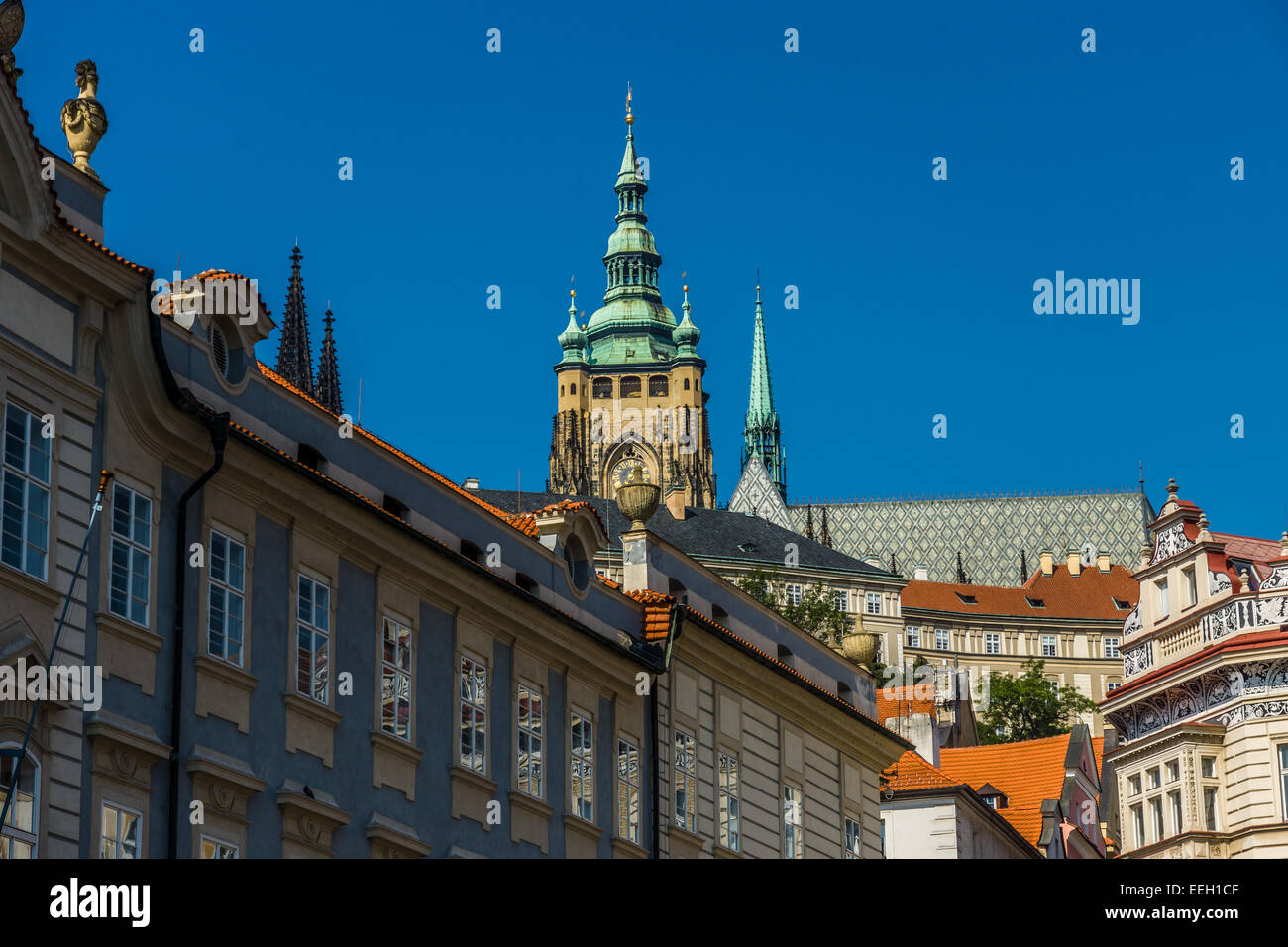 Die Fassaden der alten Häuser auf der Kleinseite (Mala Strana). Im Hintergrund St. Vitus Cathedral und Prager Burg. Prag, Stockfoto