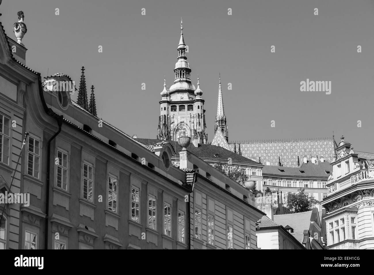 Die Fassaden der alten Häuser auf der Kleinseite (Mala Strana). Im Hintergrund St. Vitus Cathedral und Prager Burg. Prag, Stockfoto