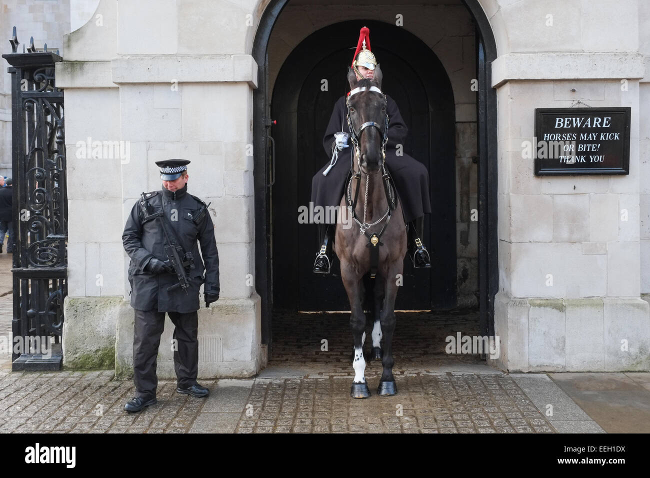 Bewaffnete Polizisten stehen Gardist Horseguards Whitehall London. Terror-Angriffe Terrorismus Sicherheit. Polizist-Maschinengewehr Stockfoto