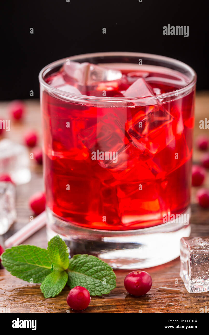 Cranberry cocktail mit Minze garnieren. Stockfoto