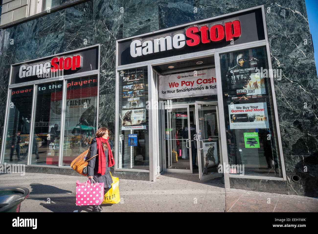 Ein Gamestop-Video-Spiel speichern im Herald Square Einkaufsviertel in New York auf Donnerstag, 15. Januar 2015. GameStop-Aktien stieg in sechs Jahre nach der Veröffentlichung von Verkaufszahlen Urlaub am meisten. Neue Titel werden als der Grund für erhöhte sich der Umsatz gegen geringe Hardware-Verkauf (© Richard B. Levine) genannt. Stockfoto