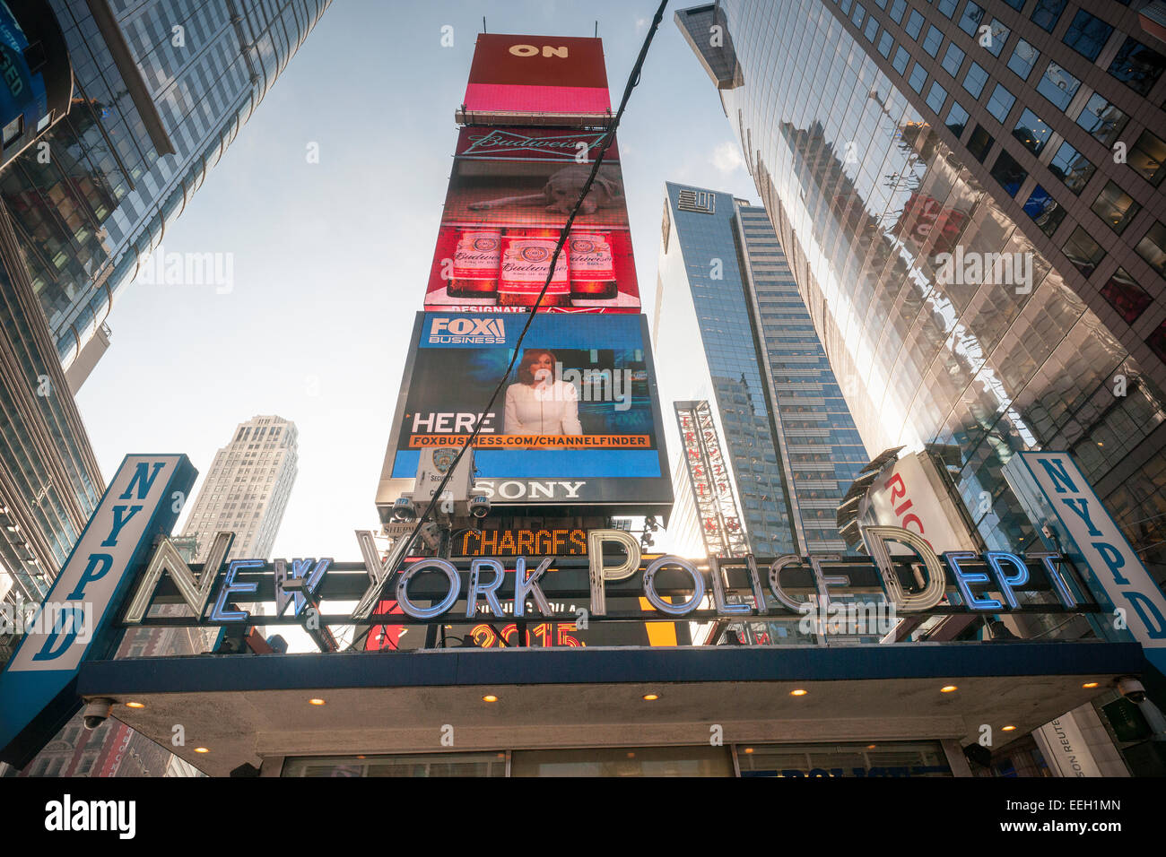 Der Times Square NYPD Bezirk am Donnerstag, 15. Januar 2015 in New York. Wegen der Bedrohung durch ISIS hat das NYPD Sicherheit in hochrangige Positionen in der Stadt wie dem Times Square erhöht. (© Richard B. Levine) Stockfoto