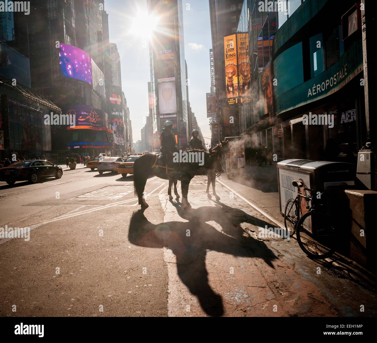 NYPD Offiziere auf Patrouille am Times Square in New York auf Donnerstag, 15. Januar 2015 montiert. Wegen der Bedrohung durch ISIS hat das NYPD Sicherheit in hochrangige Positionen in der Stadt wie dem Times Square erhöht. (© Richard B. Levine) Stockfoto