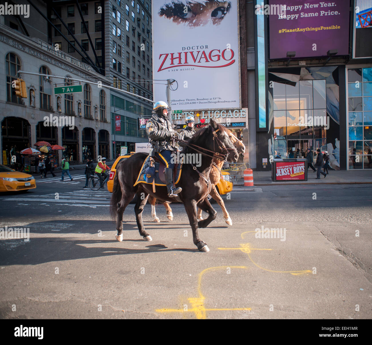 NYPD Offiziere auf Patrouille am Times Square in New York auf Donnerstag, 15. Januar 2015 montiert. Wegen der Bedrohung durch ISIS hat das NYPD Sicherheit in hochrangige Positionen in der Stadt wie dem Times Square erhöht. (© Richard B. Levine) Stockfoto