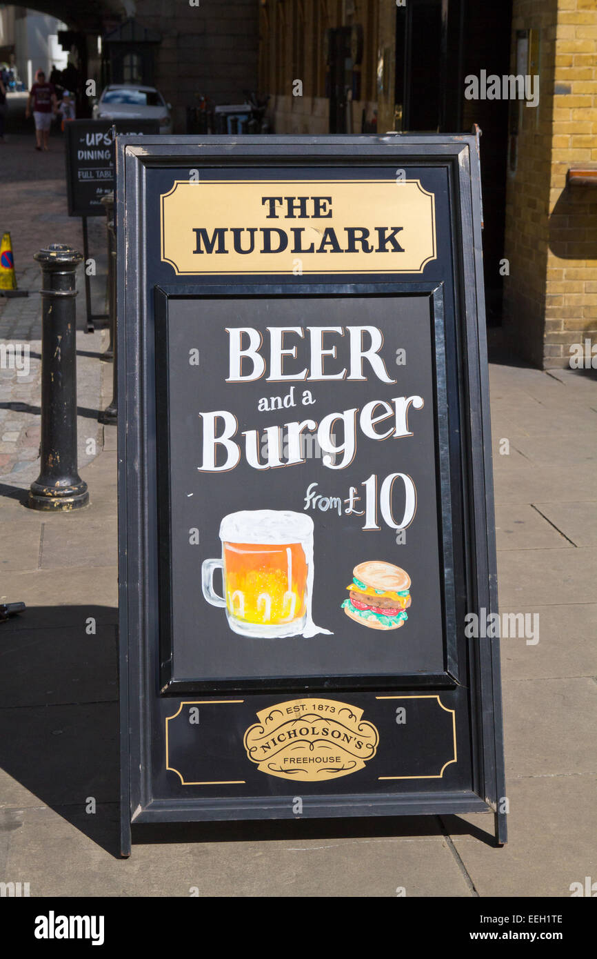 Bier und Burger für £10 - Tafel vor der Mudlark Pub in Southwark Stockfoto
