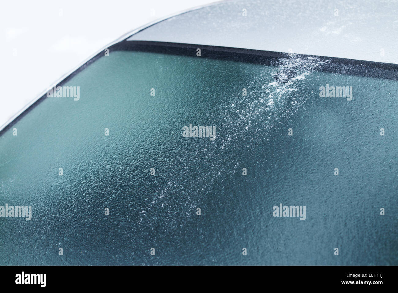 Auto-Frontscheibe bedeckt mit dickem Eis (verursacht durch plötzliche Frost  nach starkem Regen Stockfotografie - Alamy