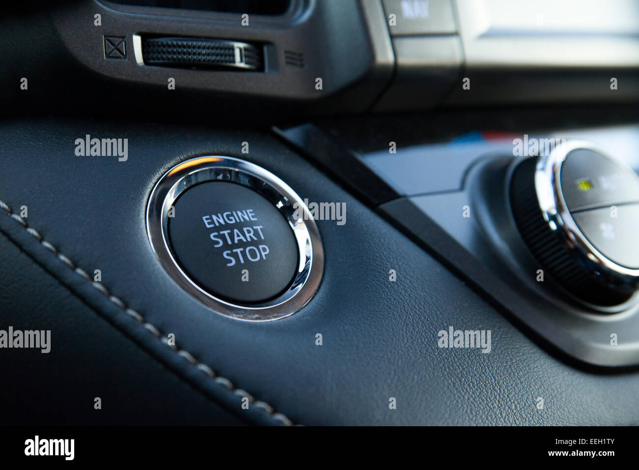 Motor-Start-Stop-Taste eines modernen Autos Stockfoto