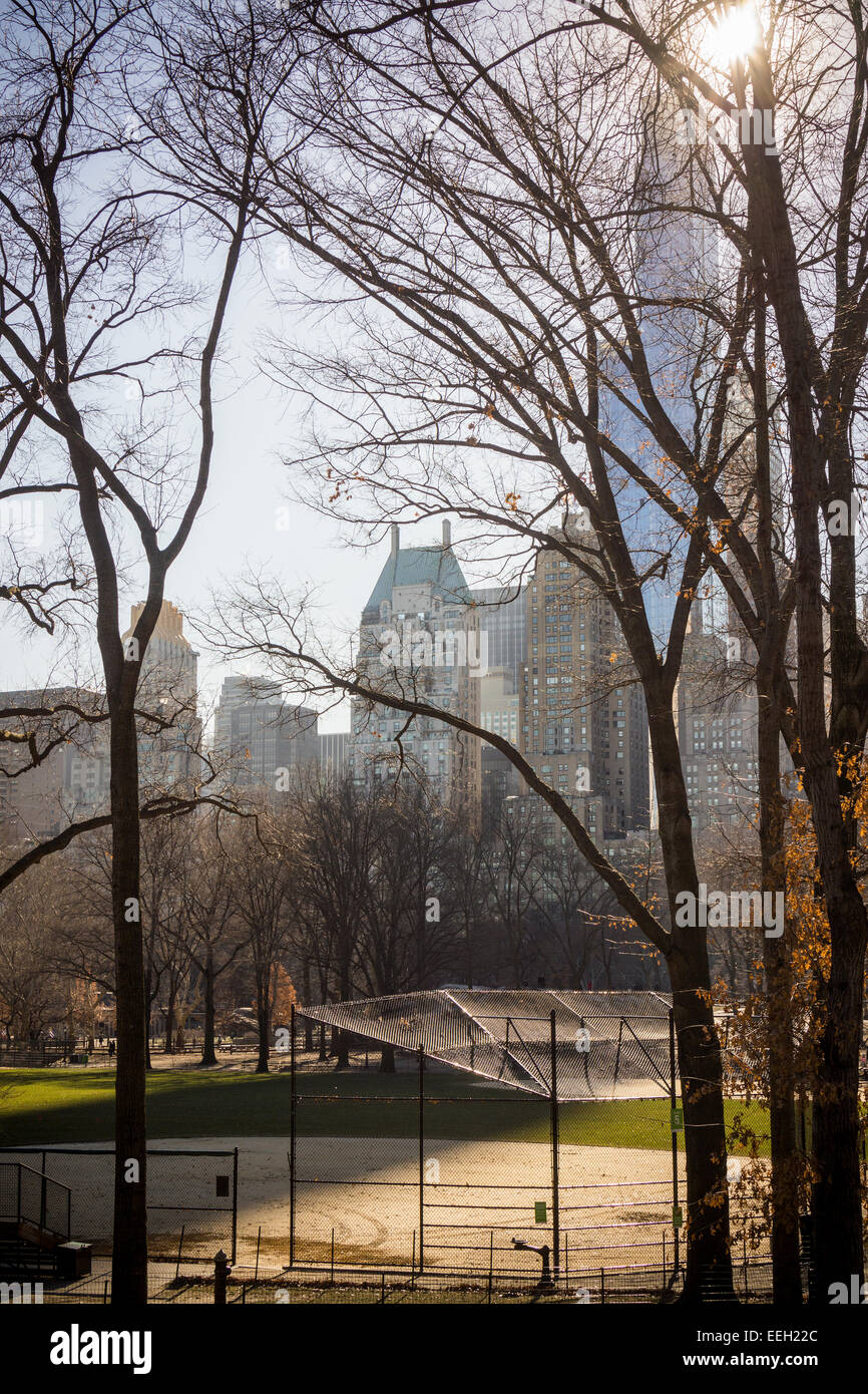 Die 90 Luxus Turm One57, Mitte, am West 57th Street in Midtown Manhattan in New York sieht man wirft seinen Schatten über den Central Park auf Samstag, 17. Januar 2015. Ein Rekord mit der eines unbekannten Käufer eine Maisonette in der Luxus-Turm für die Uber-reich für $100,471,452.77. Der Käufer gekauft der 89. und 90. Etage auf das Wohngebäude über 1000 Fuß hoch. (© Richard B. Levine) Stockfoto