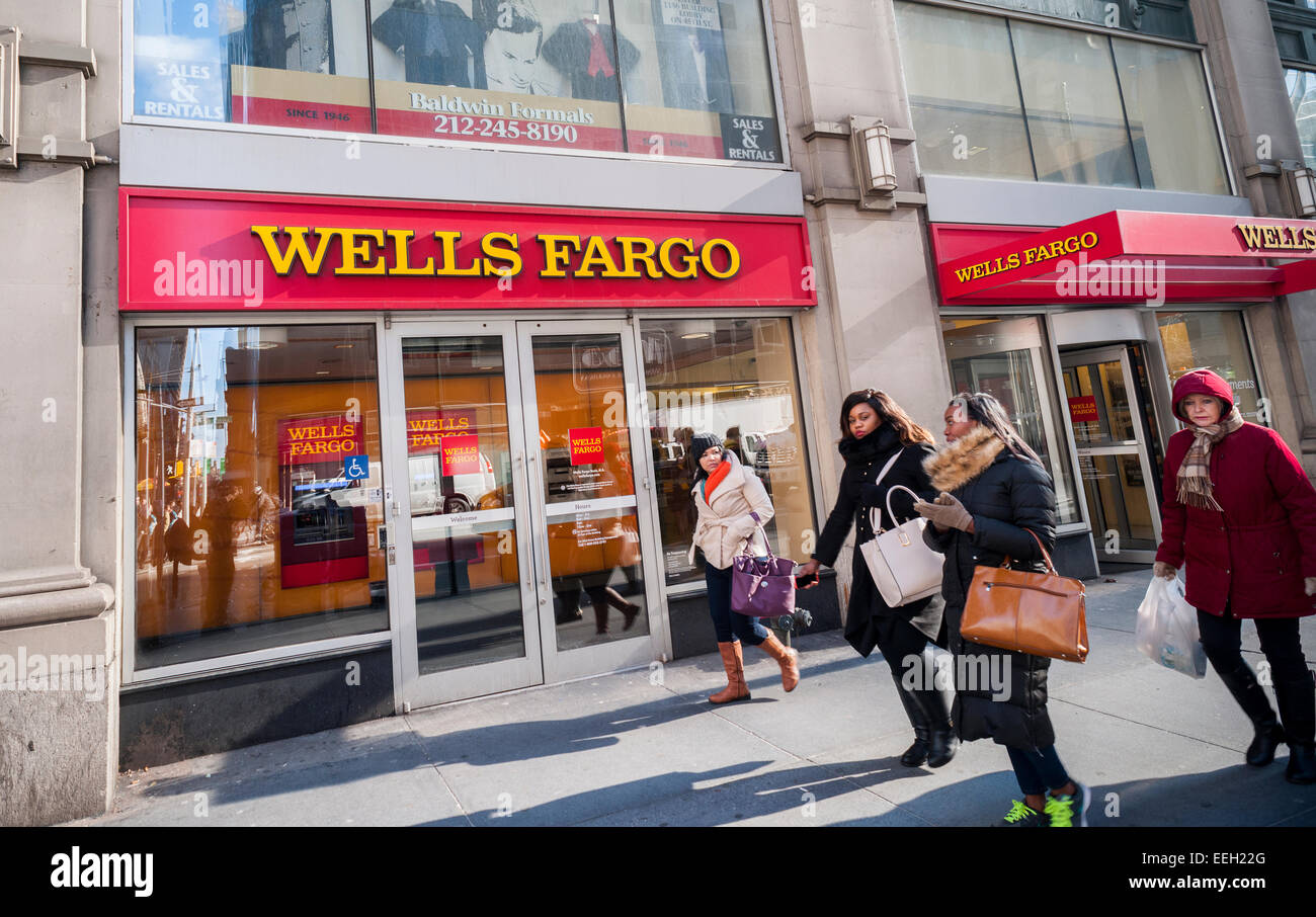 Ein Zweig der Wells Fargo Bank am Donnerstag, 15. Januar 2015 in New York. Wells Fargo & Co. berichtete einen mäßiger Anstieg der Gewinne letzte Quartal unter Berufung auf Firmenkredite und Kreditkarte Einkommen. Wells Fargo ist die viertgrößte US-Bank. (© Richard B. Levine) Stockfoto