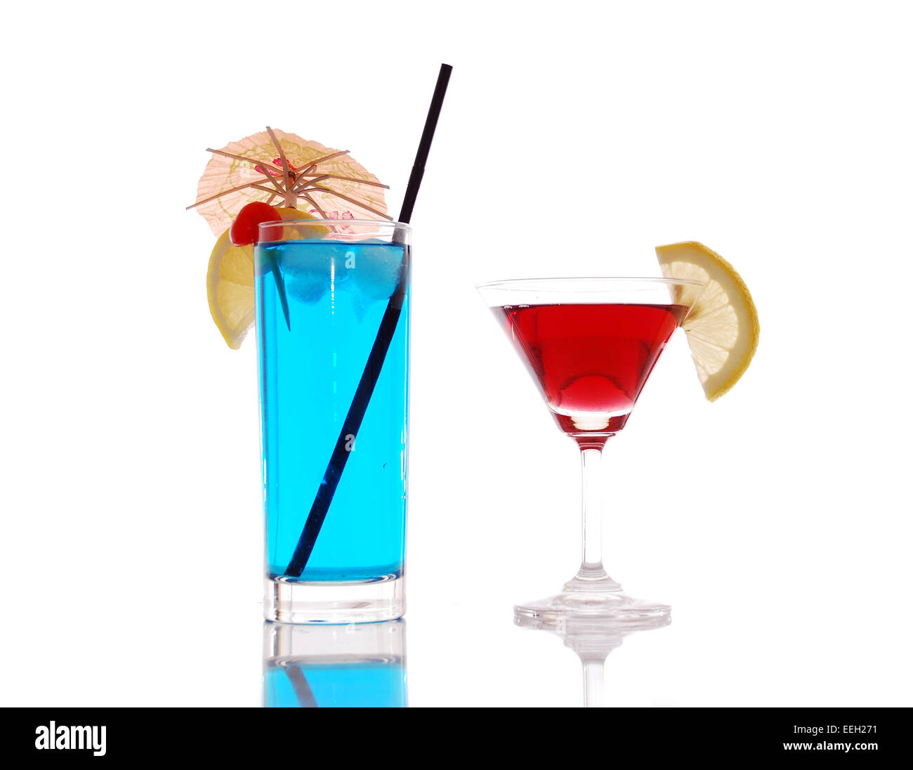 Zwei Cocktails auf weißem Hintergrund Stockfoto