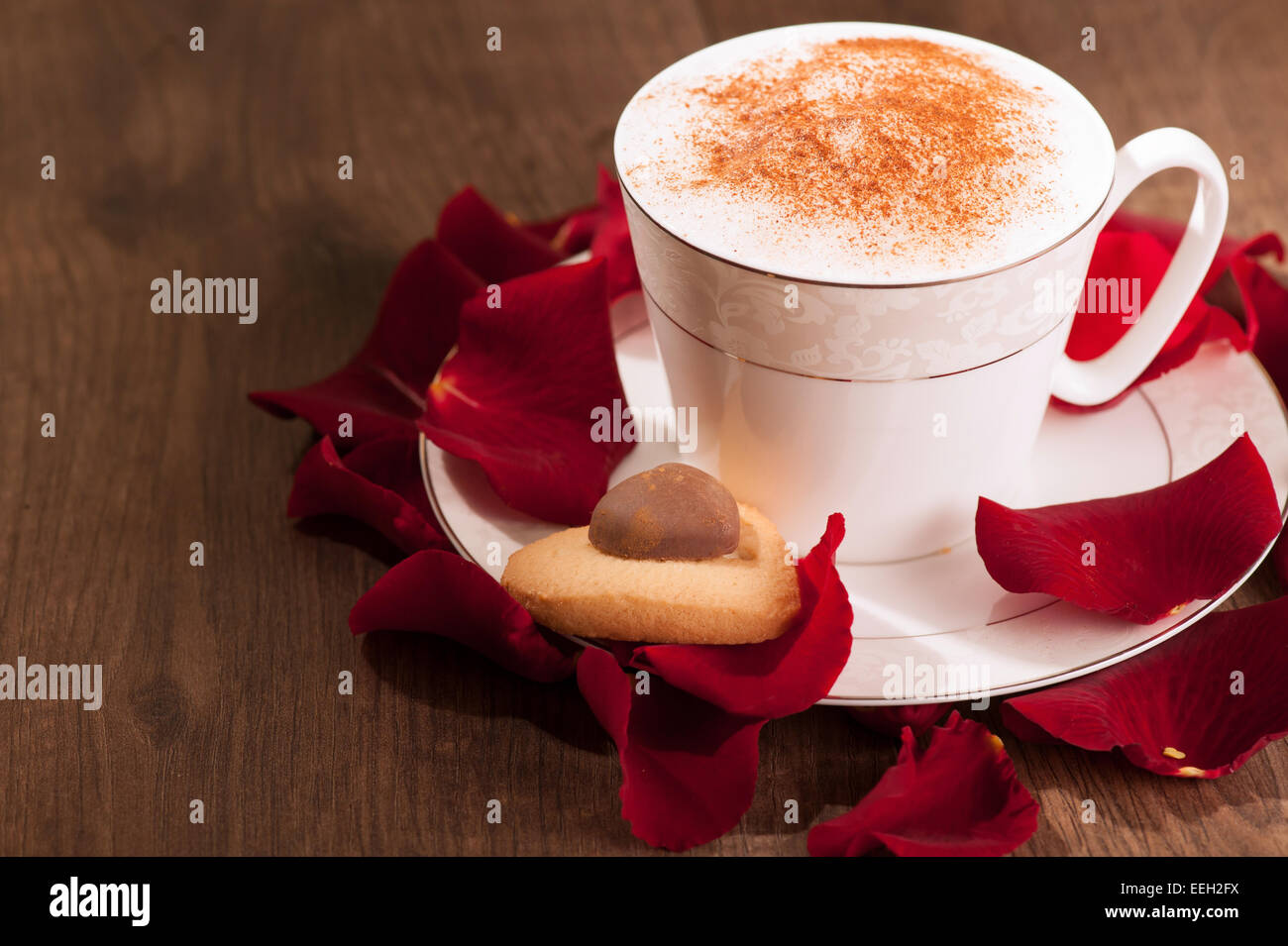 Nahaufnahme Bild Schone Herz Form Cookie Und Tasse Kaffee Stockfotografie Alamy