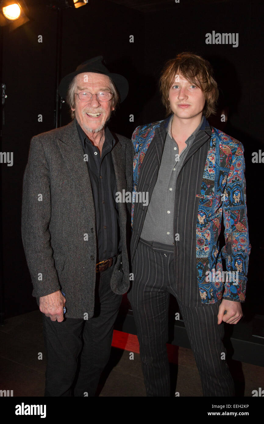 London, UK. 11. Januar 2015. Schauspieler Sir John Hurt und sein Sohn Nick Hurt besuchen die Runway Show von Liam Gallaghers Modelinie "Ziemlich grün, Black Label" The London Edition während London Sammlungen: Männer, die Menswear Fashionweek in London. Foto: Bettina Strenske Stockfoto