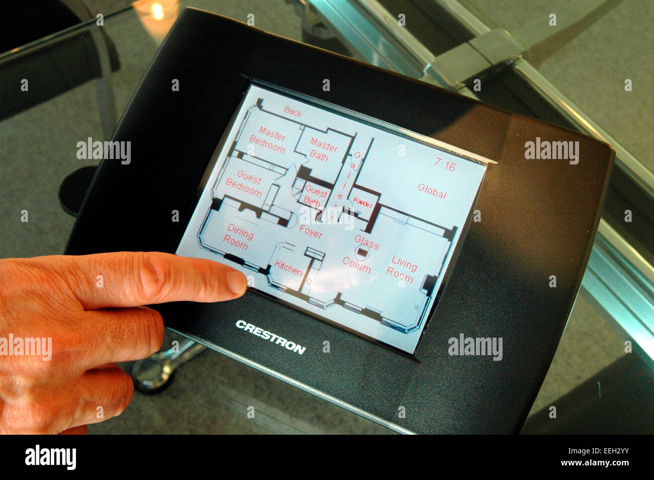 Tragbare Touchscreen dient zur Steuerung und Programm-Fernseher, Lichter, Farben etc. in jedem Raum Ihres Hauses automatisierte. (© Frances M. Roberts) Stockfoto