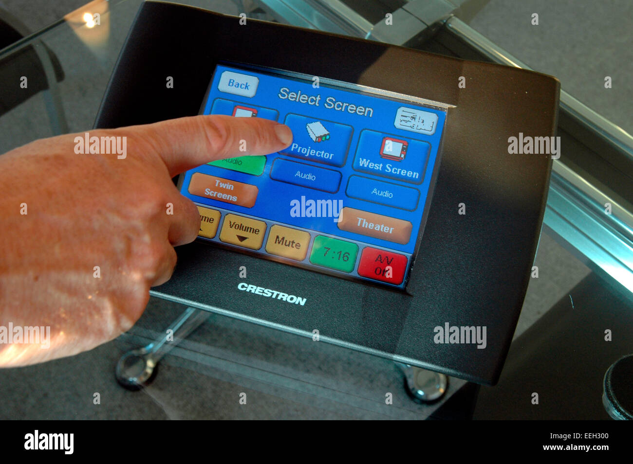Tragbare Touchscreen dient zur Steuerung und Programm-Fernseher, Lichter, Farben etc. in jedem Raum Ihres Hauses automatisierte. (© Frances M. Roberts) Stockfoto